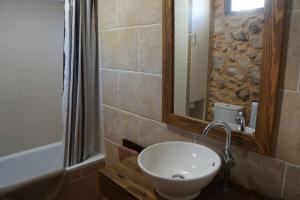 A bathroom at Ca na Mar: Charming House in the heart of Bunyola, Tramuntana Még 13 kép