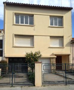 een huis met een hek ervoor bij Explore the World 1 in Perpignan