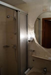 
Ein Badezimmer in der Unterkunft Hotel de l' Esplanade
