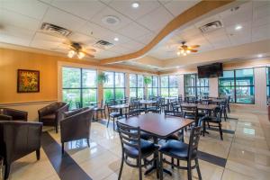 A restaurant or other place to eat at Anchorage Inn and Suites