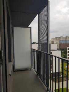 eine weiße Tür auf einem Balkon mit Aussicht in der Unterkunft Sun Apartment Katowice Chorzów in Kattowitz