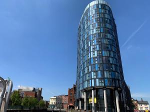 Gallery image of Lapwing - Sleeps up to 6, Fabulous panoramic city views, 12th Floor 2 bed city centre apartment, Perfect for work or leisure! in Sheffield