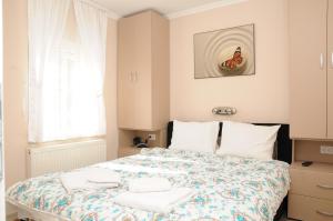 Llit o llits en una habitació de Favorit Apartments Čačak