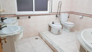 Kúpeľňa v ubytovaní Apartamentos Shalom Ribadeo + 12 fotografií