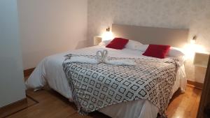 Posteľ alebo postele v izbe v ubytovaní Apartamentos Shalom Ribadeo