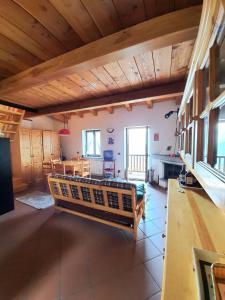un ampio soggiorno con soffitto in legno di Maison de Neige #Bluchalet a Torgnon