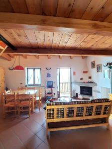una cucina e una sala da pranzo con soffitto in legno di Maison de Neige #Bluchalet a Torgnon