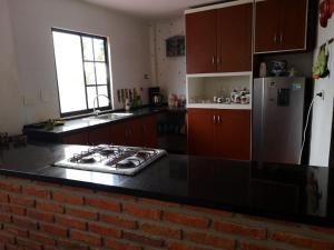 ピエデクエスタにあるCasa Mesa de Ruitoqueのキッチン(コンロ、冷蔵庫付) +4枚の写真