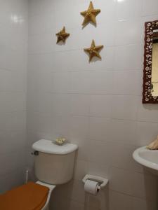 baño con aseo y 2 estrellas en la pared en Casa Mesa de Ruitoque, en Piedecuesta
