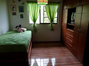 ピエデクエスタにあるCasa Mesa de Ruitoqueのテディベアのベッドがある寝室