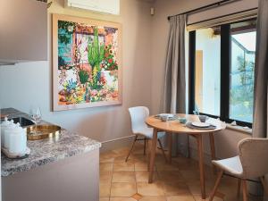 een keuken met een tafel en een eetkamer bij Windhover Estate in Tasman