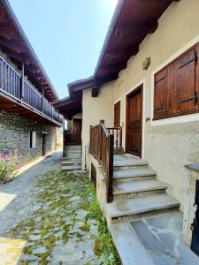 un gruppo di scale che conducono a un edificio con porte in legno di Maison de Neige #Bluchalet a Torgnon