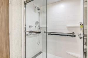 Koupelna v ubytování Holiday Inn Express & Suites Longview North by IHG