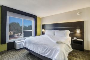 Postel nebo postele na pokoji v ubytování Holiday Inn Express & Suites Longview North by IHG
