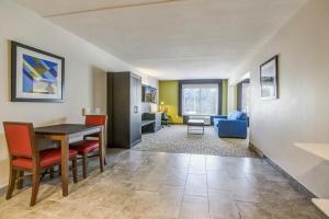 Posezení v ubytování Holiday Inn Express & Suites Longview North by IHG