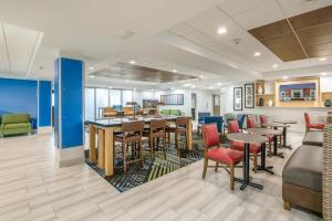 Posezení v ubytování Holiday Inn Express & Suites Longview North by IHG