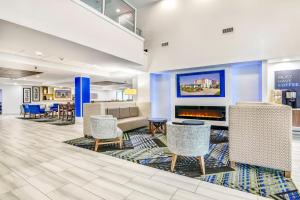 Lobby/Rezeption in der Unterkunft Holiday Inn Express & Suites Longview North, an IHG Hotel