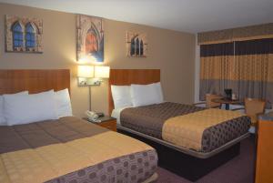 Tempat tidur dalam kamar di Knights Inn Arnprior