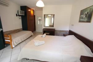 A bed or beds in a room at Badis Haus