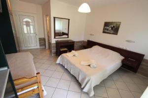 A bed or beds in a room at Badis Haus