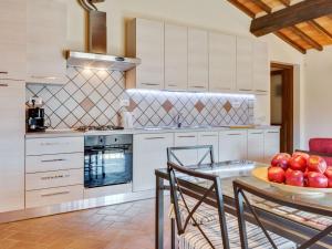 A kitchen or kitchenette at Belvilla by OYO Fienile Sonia