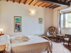 1 dormitorio con 1 cama, 2 sillas y ventana en Belvilla by OYO Fienile Sonia, en Lucardo