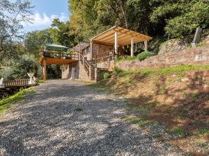 una casa en una colina con un puente sobre una carretera en Belvilla by OYO Casa Polvere di Stelle en Monsagrati
