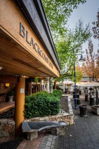 un edificio con un banco frente a una tienda en Blackcomb Lodge, en Whistler