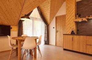 eine Küche und ein Esszimmer mit einem Tisch und Stühlen in der Unterkunft Apartamenty u Bułecki in Zakopane