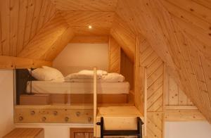 Zimmer mit 2 Etagenbetten in einem Holzhaus in der Unterkunft Apartamenty u Bułecki in Zakopane