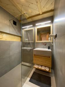 ein Bad mit einem Waschbecken und einer Dusche in der Unterkunft Apartamenty u Bułecki in Zakopane