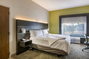 Postel nebo postele na pokoji v ubytování Holiday Inn Express & Suites Longview North by IHG