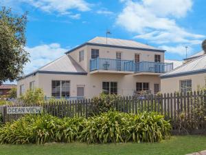 una casa blanca con una valla delante en Bella On Victoria, en Port Fairy