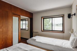 Tempat tidur dalam kamar di Riverfront Haven Family's Choice with Free Garage