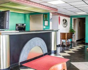 un bar dans un restaurant avec un tapis rouge dans l'établissement Econo Lodge Scranton near Montage Mountain, à Scranton