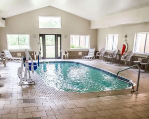 uma grande piscina interior com cadeiras e mesas em Quality Inn em Clarion
