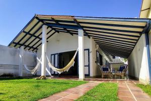 - une terrasse couverte avec 2 chaises dans l'établissement Tranquilidade a alguns passos da praia - churrasqueira, super wi-fi!, à Matinhos