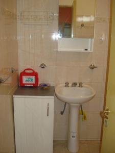 a small bathroom with a sink and a mirror at Finca La Virreinita in Panaholma
