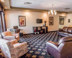 a waiting room with couches and a flat screen tv at Comfort Inn in Somerset