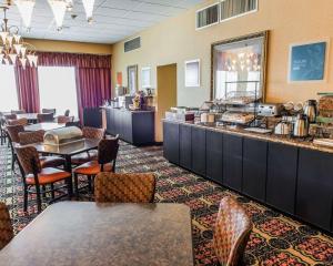 a restaurant with a buffet line with tables and chairs at Comfort Inn in Somerset