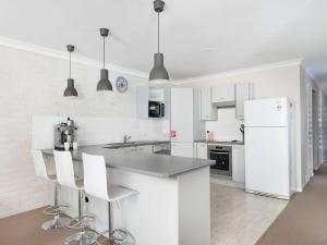 A kitchen or kitchenette at White Sands @ Fingal Bay