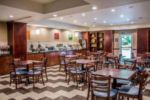 En restaurant eller et spisested på Comfort Suites Bluffton-Hilton Head Island