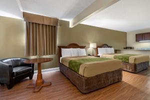 Posteľ alebo postele v izbe v ubytovaní Econo Lodge Inn & Suites