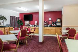 a restaurant with tables and chairs and a bar at Econo Lodge Carlisle Central in Carlisle