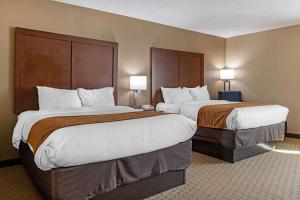 Comfort Inn N Myrtle Beach Barefoot Landing客房内的一张或多张床位