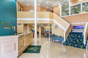 un vestíbulo de un hospital con escalera en Quality Inn & Suites Middletown - Newport, en Middletown