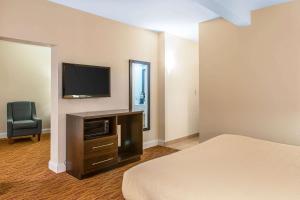 TV a/nebo společenská místnost v ubytování Quality Inn & Suites Middletown - Newport