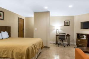 Postel nebo postele na pokoji v ubytování Quality Inn & Suites Middletown - Newport