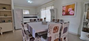 comedor con mesa y sillas en Casa temporada condomínio -ingleses Florianópolis-SC, en Florianópolis