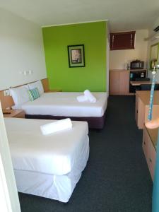 Postel nebo postele na pokoji v ubytování Annerley Motor Inn